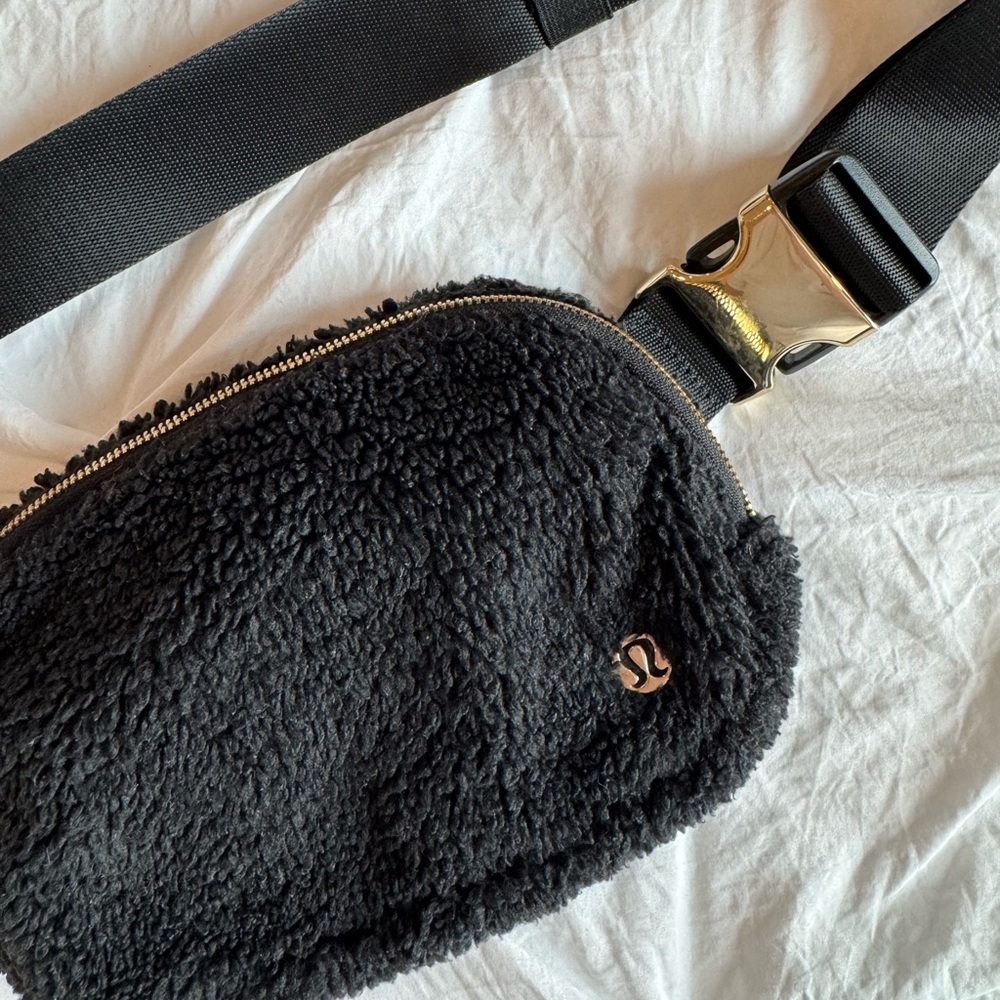 Lululemon Everywhere Belt Bag Black Fleece